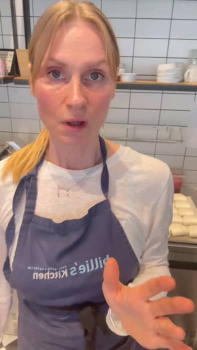 Jeg gjør demo på vår Bao bun med pulled pork! 🤩Vi har denne baddien i vår asiatiske cateringmeny og tilgjengelig i disken fra torsdag til lørdag🤎