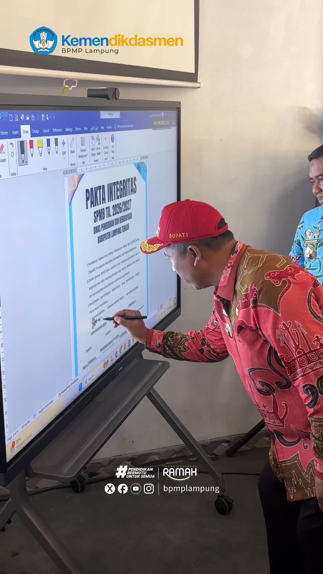 BPMP Lampung dukung penuh SPMB Berintegritas di Kabupaten Lampung Tengah!

Kepala BPMP Provinsi Lampung, Inu Kertapati, S.E., M.E., menghadiri Sosialisasi dan Penandatanganan Pakta Integritas SPMB T.A 2026/2027 Kabupaten Lampung Tengah di Aula UT Seputihagung (07/05).

Bersama Plt. Bupati Lampung Tengah, Bapak I Komang Koheri, jajaran Forkopimda, dan Dinas Pendidikan, kita bersinergi memastikan proses penerimaan murid baru untuk jenjang TK, SD, dan SMP berjalan transparan dan berkeadilan.

Integritas bukan sekadar janji di atas kertas, tapi wujud nyata komitmen kita untuk memberikan akses pendidikan terbaik bagi setiap anak di Bumi Beguai Jejamo Wawai.

Penandatanganan pakta integritas ini diharapkan menjadi landasan kuat dalam pelaksanaan SPMB yang bersih, jujur, dan berkeadilan di Kabupaten Lampung Tengah.

Mari kawal SPMB yang bersih untuk generasi yang lebih hebat!
.
.
#pendidikanbermutuuntuksemua 
#kemendikdasmenramah 
#spmb2026_2027 
#bpmplampung 
@disdikbud_lamtengkab