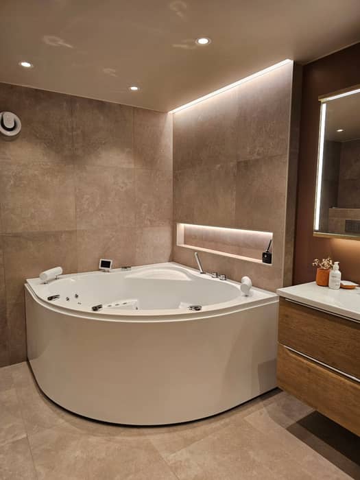 Nydelig bad med skikkelig spa følelse🤩
Her valgte kunden en stor flis i dusjen, perfekt for enkelt 