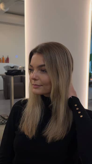 Medium lengde med faceframing layers✨ Lysning og gloss på vakre Hermine 🩷  @oandmpro_norway   Lysni