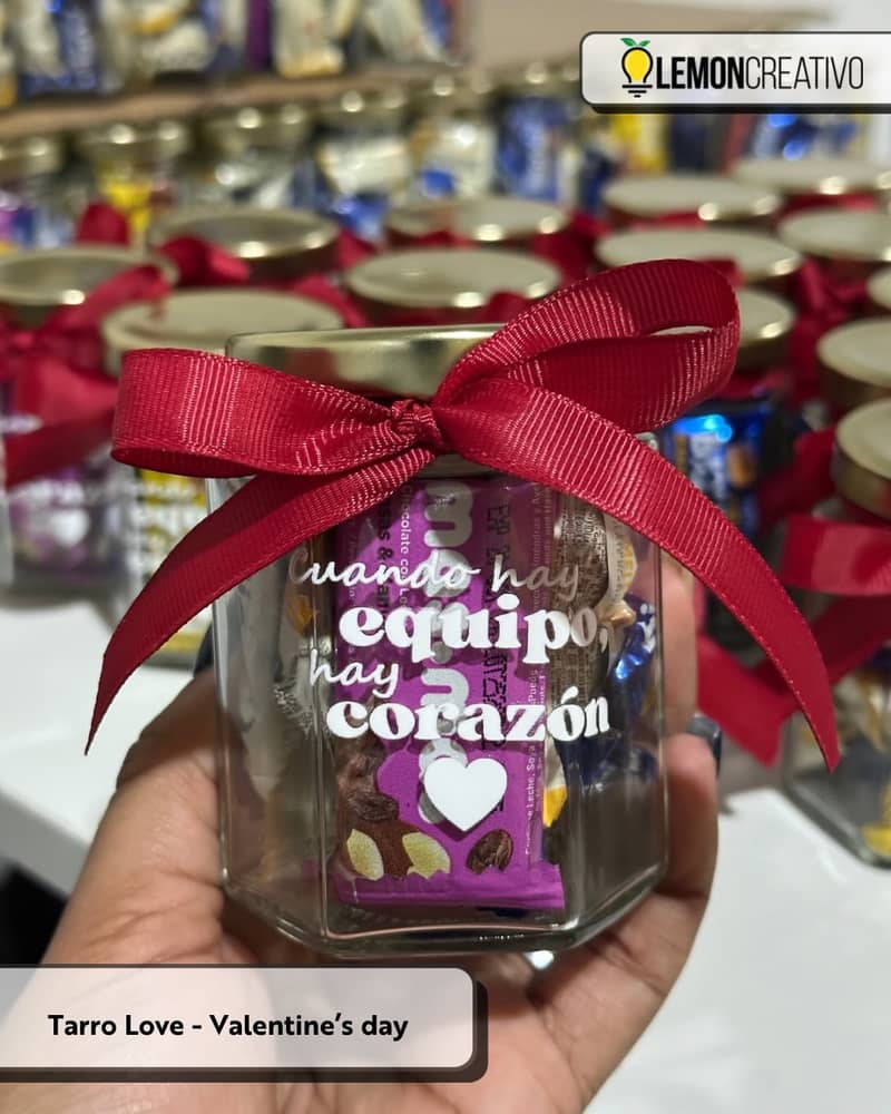 En Lemon Creativo, hacemos magia para que tu marca brille incluso en los detalles más pequeños. 💛✨ Este Tarro Love – Sa
