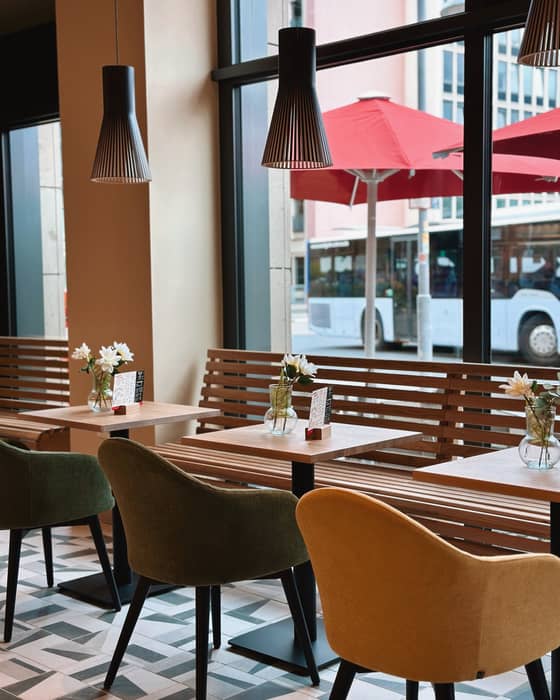 ✨ Hast du uns schon besucht? Unser neues Bäckerei-Café am Hauptbahnhof ist seit einigen Wochen  geöffnet!

Perfekt für deinen Start in den Tag, die kleine Pause zwischendurch oder einen gemütlichen Kaffee to go.

Komm vorbei, schnapp dir was Leckeres und genieß die Atmosphäre – wir freuen uns auf dich! 💛
.
.
.
#hauptbahnhofkoblenz #koblenz #bäckereihoefer #bäckerhandwerk #bäckerei #bäckermeister #neuefiliale #koblenzcity