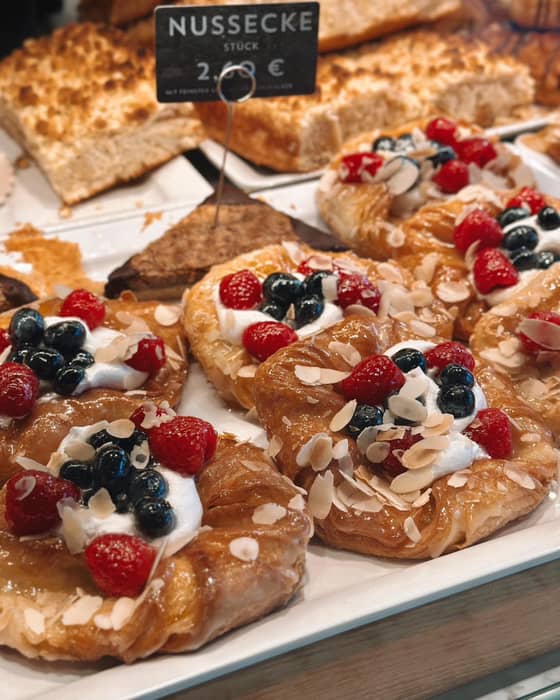 Komm uns doch gerne in einem unserer Bäckerei-Cafés besuchen und genieße den Nachmittag bei einer Tasse Kaffee und was Süßem. ♥️

Unsere Frühlingsempfehlung: Unsere leckeren Erdbeerkissen. 🍓

👉 Mit wem musst du dich dringend mal wieder zum Kaffee-Date verabreden?
.
.
.
#kaffeedate #kuchenzeit #kaffeeklatsch #vallendar #kaffeepause #neuwied #westerwald #koblenzaltstadt #koblenz #mülheimkärlich
