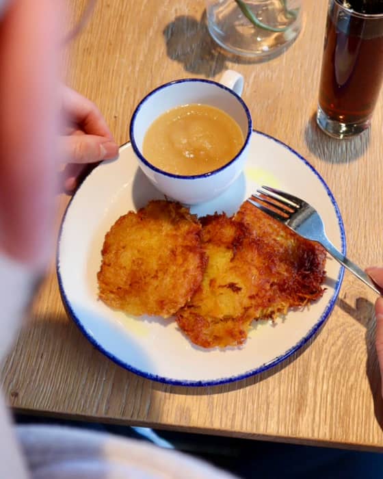 Lust auf ein deftiges Mittagessen? 🍽

Derzeit findet ihr bei uns noch unsere unbedingt unsere herzhaften Reibekuchen mit fruchtigem Apfelmus. 😍 

Heiß, frisch und lecker. 👌
.
.
.
#reibekuchen #apfelmus #mittagssnack #mittagspause #andernach #mittagessenheute #montabaur #vallendar #mayen #neuwied #koblenzcity #koblenz