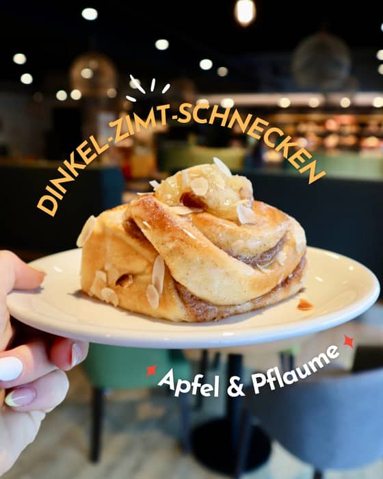 Unsere Dinkel-Zimt-Schnecken sind luftig-teigig und stimmen uns perfekt auf die kalte Jahreszeit ein. 😍

Sie werden mit Dinkelmehl gebacken und mit fruchtig frischem ✨ Apfel oder Pflaume ✨ getoppt. 

Das Beste: Unsere Zimtschnecken sind rein pflanzlich und damit perfekt für alle, die sich vegan ernähren. ❤️

➡️ Mit wem möchtest du dich auf Dinkel-Zimt-Schnecke treffen? 😜
.
.
.
#zimtschnecke #zimtschnecken #zimtschneckenliebe #herbstgebäck #koblenz #gebäck #bäckerhandwerk #bäckerei #bäckermeister #koblenzcity #westerwald