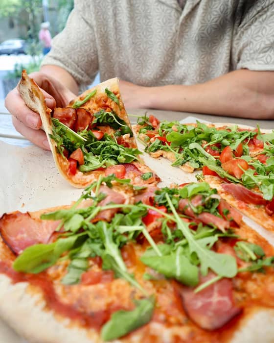 Komm vorbei und probier im @neunzehnneun unsere leckere Pizza. 🍕😍

👉 Belege dir hier deine Margherita, wie du es am liebsten magst. Deine Pizza wird anschließend im Steinofen gebacken.👌

Zum Mitnehmen oder zum Genießen vor Ort. ❤️

➡️ Welcher Belag darf auch deiner Pizza nicht fehlen?
.
.
.
.
.
.
#pizzaliebe #neunzehnneun #mittagessenheute  #montabaur #vallendar #mayen #polch #neuwied #koblenzaltstadt #koblenzliebe #koblenz