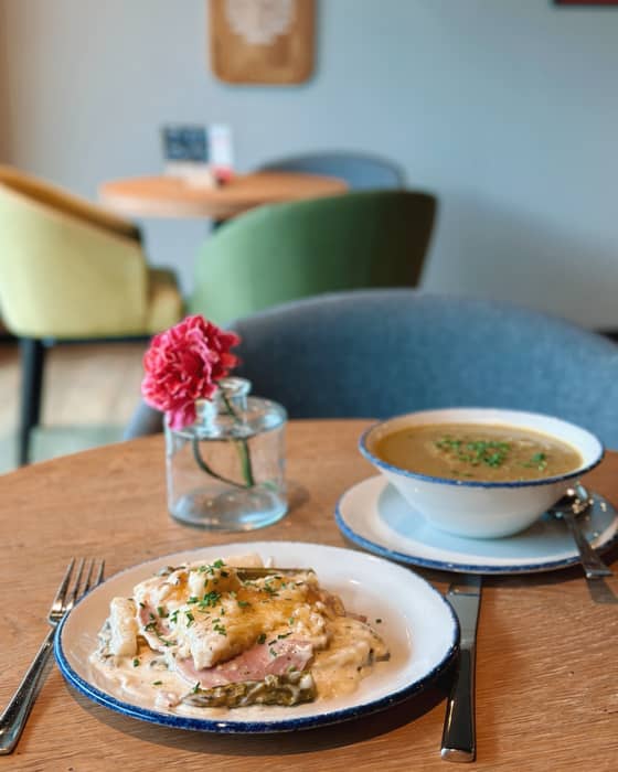 Mittagspause? Wir hätten da was Grünes für dich.

🥘 Spargel-Schinken-Auflauf – herzhaft, cremig, einfach lecker.
🥣 Grüner-Spargel-Suppe – leicht, aromatisch & nur noch im Mai bei uns!

👉 Schnell genießen, bevor die Spargelzeit vorbei ist.

Dein Lieblingsplatz zur Mittagszeit wartet – warm, regional & hausgemacht. 💛
.
.
.
#mittagessen #mittagstisch #mittagsangebot #bendorf #mittagspausegeniessen #mülheimkärlich #mittagspause #mittagessenheute #montabaur #mayen #neuwied #koblenzcity #koblenz