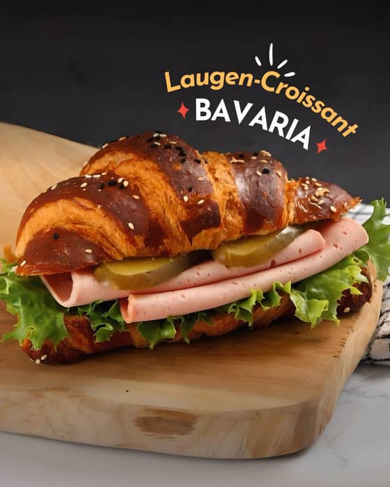 Unser Laugen-Croissant „Bavaria“ ist da – und zwar nur im September! 🎉

Deftig, frisch, bayrisch:

👉 mit sauren Gurken
👉 Leberkäseaufschnitt
👉 knackigem Salat

Herzhaft lecker und perfekt für deine Mittagspause! 😋💛

Also schnell zugreifen – nur solange der September da ist! 🍂
.
.
.
#bayrischesessen #andernach #mittagessenheute #vallendar #frühstücksliebe #mayen #neuwied #westerwald #koblenzcity #bäckermeister #bäckerhandwerk #brotzeit #koblenz