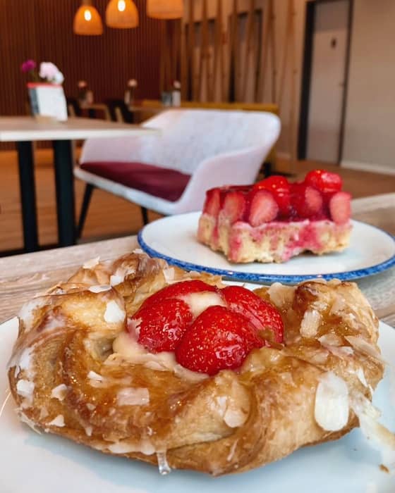 Erdbeerschnitte oder Erdbeerkissen? Was würdest du genau jetzt lieber essen? 🍓🍰
.
.
.
#erdbeeren #erdbeerkuchen #erdbeerzeit #erdbeerliebe #erdbeertorte #bendorf #kuchenbacken #mülheimkärlich #andernach #montabaur #montabaur #mayen #neuwied #westerwald #koblenz