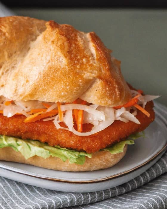 Probiere im Mai unbedingt noch unseren Snack des Monats aus: 

➡️ 🐔 HÄHNCHEN DELUXE

Neben dem saftig, krossen Hähnchen und dem frischen Salat, sind unsere Handgemachten ein ganz besonderes Highlight.

48 Stunden lang lassen wir die Finger von unseren Brötchen. 👋

Diese besonders lange Teigruhe gibt dem Aroma mehr Zeit, sich zu entwickeln und zu entfalten.

👉 Jetzt nur im Mai probieren. 😍
.
.
.
.
.
.
#schnitzelbrötchen  #hähnchenburger  #belegtesbrötchen#bäckermeister #bäckerhandwerk #koblenz #neuwied #mayen #vallendar #montabaur #andernach