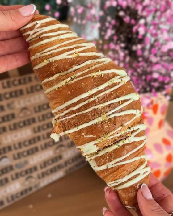 Croissant-Liebe hoch 3! ✨🥐

Unsere buttrig-zarten Croissants mit feiner Füllung – wahlweise Pistazie 💚 oder Himbeere ❤️ – im 3er-Set für nur 7,90 €!

Ob nussig-cremig oder fruchtig-süß – perfekt für den Sonntagsbrunch, als Mitbringsel oder einfach so, weil man sich etwas gönnen sollte.

Welche Sorte ist euer Favorit? Team Pistazie oder Team Himbeere?
.
.
.
#croissant #croissantliebe #pistaziencreme #koblenz #gebäck #westerwald #neuwied #backenmitliebe #mülheimkärlich