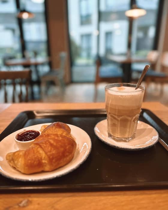 Mach es wie @sbiene_88_ und starte mit einem frischen Croissant in den Morgen. 😍

Dazu unser hausgemachter Fruchtaufstrich und der Tag kann nur gut werden. 🙏
.
.
.
#kaffeedate #kuchenzeit #kaffeeklatsch #vallendar #kaffeepause #neuwied #westerwald #koblenzaltstadt #koblenz #mülheimkärlich