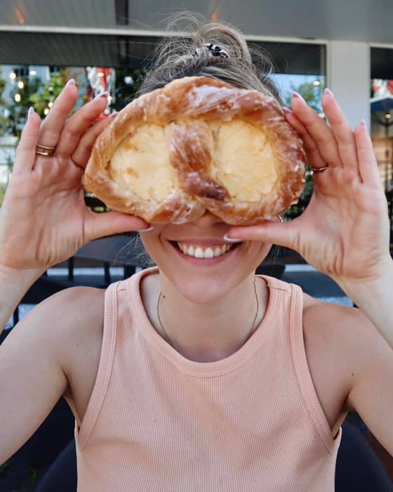 Da macht jemand aber große Augen beim Anblick unseres Sortiments…👀

Wir können es verstehen, denn wir bieten euch eine große Auswahl an Frühstücksideen, Kuchen und Torten, Feinbackwaren, Broten und Brötchen, Snacks und Mittagessen. 😍👌

Da können die Augen schonmal groß werden. 😬
.
.
.
.
.
#bäckerhandwerk #bäckermeister #brötchenbacken #bäckerliebe #koblenz #neuwied #westerwald #polch #mayen #bendorf