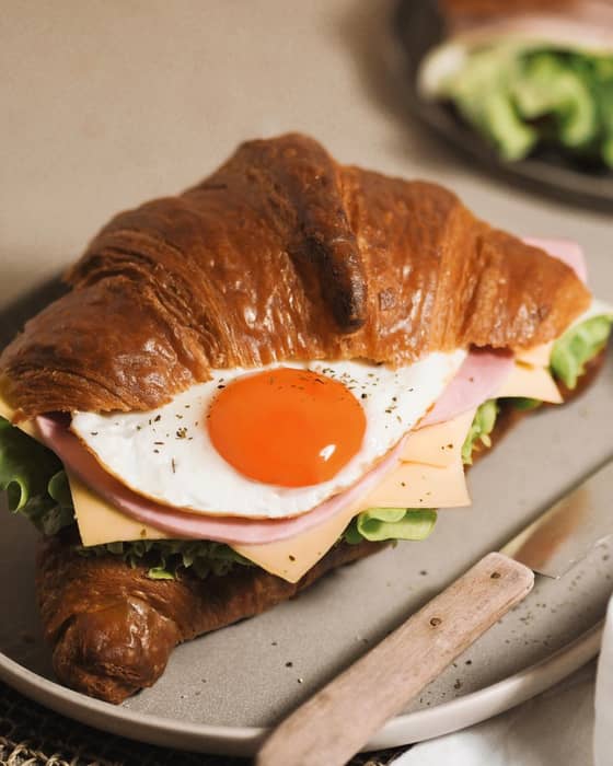 Was passiert wenn man Gouda, Schinken und ein Spiegelei mit einem Croissant kombiniert? Man erhält ein:

✨ CROISSANT DELUXE ✨

Unser Snack des Monats ist die herzhafte Alternative zu dem klassisch süßen Croissant. 

Ihr könnt ihn den gesamten Juni über in allen Bäckerei-Cafés probieren.👌

➡️ Hast du dein Croissant schon mal herzhaft gegessen?
.
.
.
#snackdesmonats #croissant #croissantliebe #koblenz #neuwied #westerwald #polch #mayen #bendorf