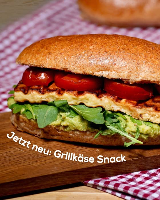 Snack des Monats Juli: Unser neuer Grillkäse-Snack ist da!

Ab sofort mit Dinkel-Vollkorn-Softbrötchen, Avocado-Aufstrich, frischem Rucola und gegrillten Tomaten – herzhaft, saftig, einfach lecker! 😍

🌱 Vegetarisch, sommerlich und perfekt für die Pause zwischendurch.

👉 Jetzt probieren in einem Hoefer-Café in deiner Nähe!
.
.
.
#brotzeit #koblenz  #neuwied #brötchenliebe #mayen #vallendar #stulle #montabaur #andernach #mülheimkärlich #mittagssnack #bendorf