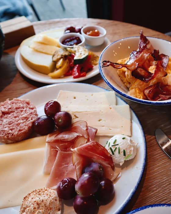 Es gibt 7 verschiedene Frühstückstypen und wir haben für jeden das passende Angebot vorbereitet:

🍞 Der Klassiker
🥓 Genießer Frühstück 
🏃 Sportliches Frühstück 
🥐 Französisches Frühstück
🕖 Schnelles Frühstück 
👶 Kinder-Frühstück
🥞 Sonntags Frühstücksbuffer

➡️ Welches Frühstück passt am besten zu dir?
.
.
.
#frühstücksbuffet #frühstückspause #andernach #montabaur #vallendar #frühstücksliebe #frühstücksideen #mayen #neuwied #westerwald #bäckermeister #bäckerhandwerk #koblenz
