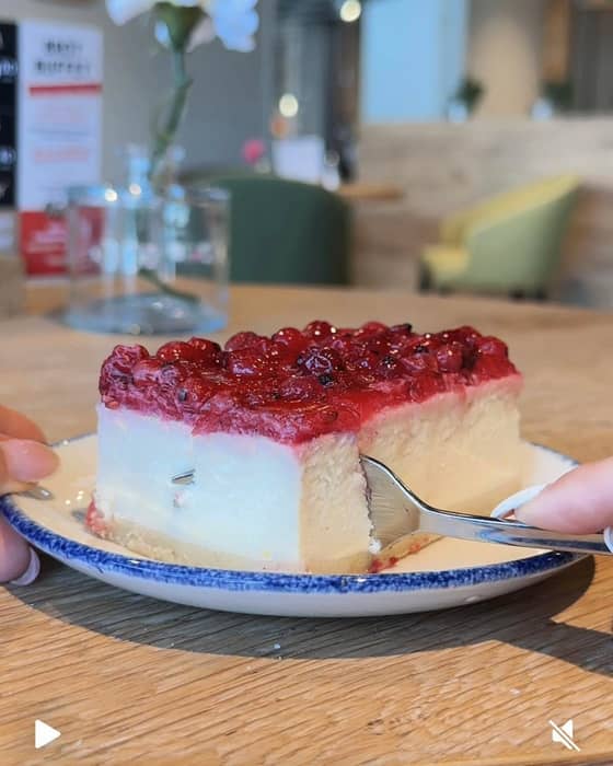 Fruchtig, cremig, sommerlich 🍇☀️

Unsere Johannisbeer-Quark-Schnitte ist genau das Richtige für warme Tage:

leicht, erfrischend und angenehm cremig – perfekt für die Pause im Garten oder den Nachmittagskaffee. ☀️

Komm vorbei und probier’s selbst!
.
.
.
#kuchenzeit #tortenmoment #tortenliebe #kuchenfreude #koblenz #mülheimkärlich #mayen #neuwied #montabaur #andernach #ahrweiler #vallendar #bäckerhandwerk #kaffeezeit