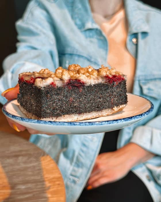 Liebst du Mohn genauso wie wir? 😍 Dann ist dieser Kuchen perfekt für dich. 🤝

Unsere Mohn-Himbeer-Schnitte findest du jeden Dienstag und Freitag in all unseren Bäckerei-Cafés. 

➡️ Wo sind die Mohn-Liebhaber? ✋
.
.
.
#mohnkuchen #himbeerschnitte #kuchenzeit #kuchenliebe #mülheimkärlich #andernach #montabaur #vallendar #mayen #neuwied #westerwald #koblenz #bäckerhandwerk