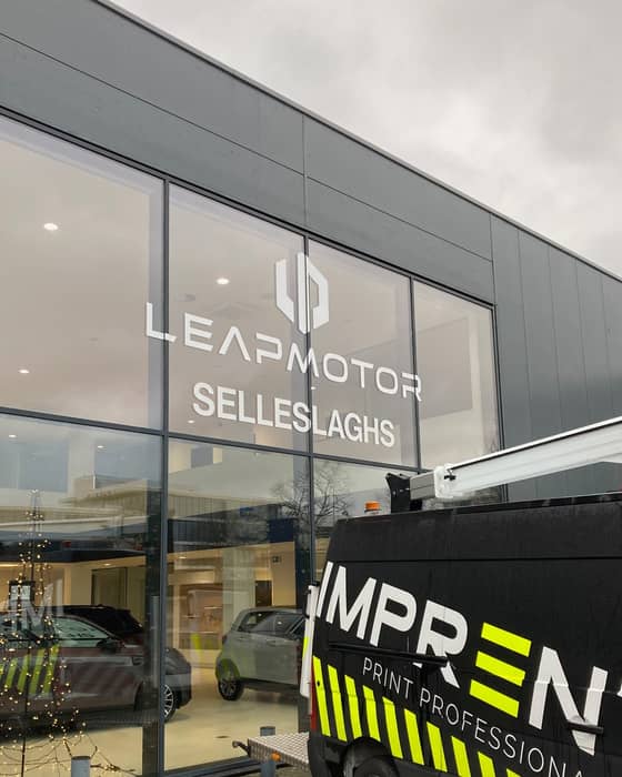 ✨ Een stijlvolle re-branding op de raampartijen van Garage Selleslaghs te Kontich!

Met strakke stijlvolle kleefletters kreeg de etalage meteen een moderne en herkenbare uitstraling 🤍