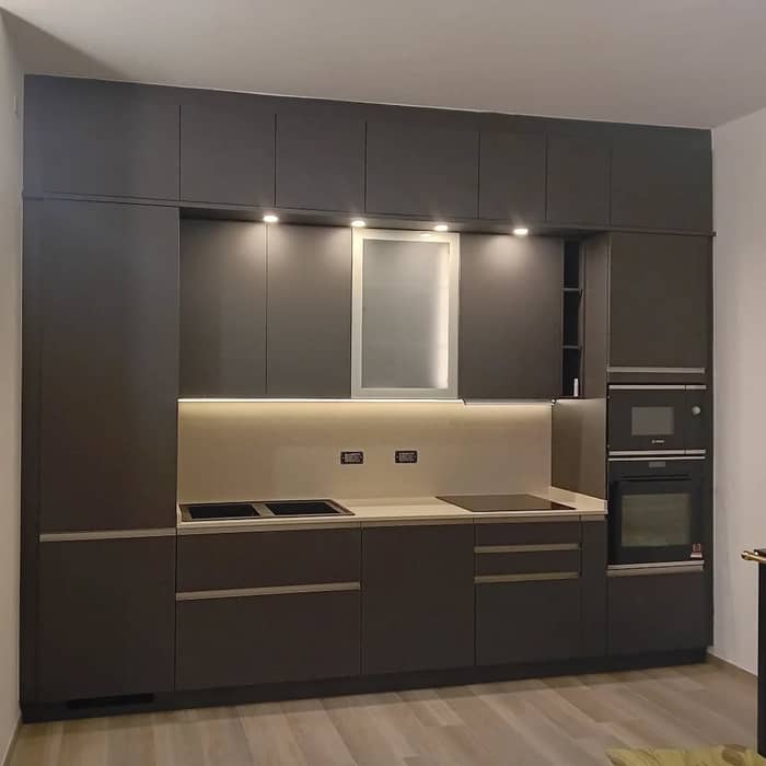 Cucina laccata opaca con schienale in quarzo