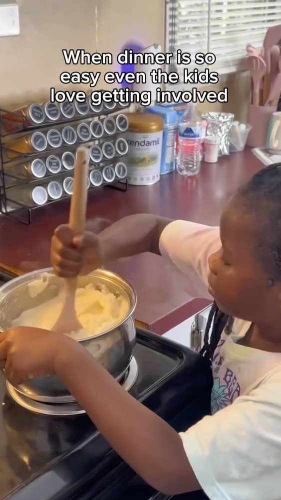 Making memories… and mashed potatoes. ❤️ @wifexmommyyy