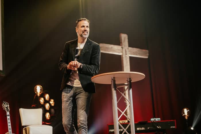 Morgen ontmoeten we je graag tijdens de samenkomst om 9.30 uur of 11.30 uur in de Basiliek of via de livestream om 11.30 uur. Arjen ten Brinke, voorganger bij Mozaiek036 (Almere), spreekt deze zondag. We kijken er verwachtingsvol naar uit 🙌!

💡Na beide samenkomsten verkoopt onze Kenia werkgroep taartjes ten behoeve van het project 'Draag je steentje bij'. Hiermee willen we investeren in het bouwen van stenen huizen door Keniaanse jongeren vanuit het Compassion-project 🔥! Blijf dus na de samenkomst zeker even napraten onder het genot van een heerlijk taartje of neem er eentje mee als take away naar huis 🎂!