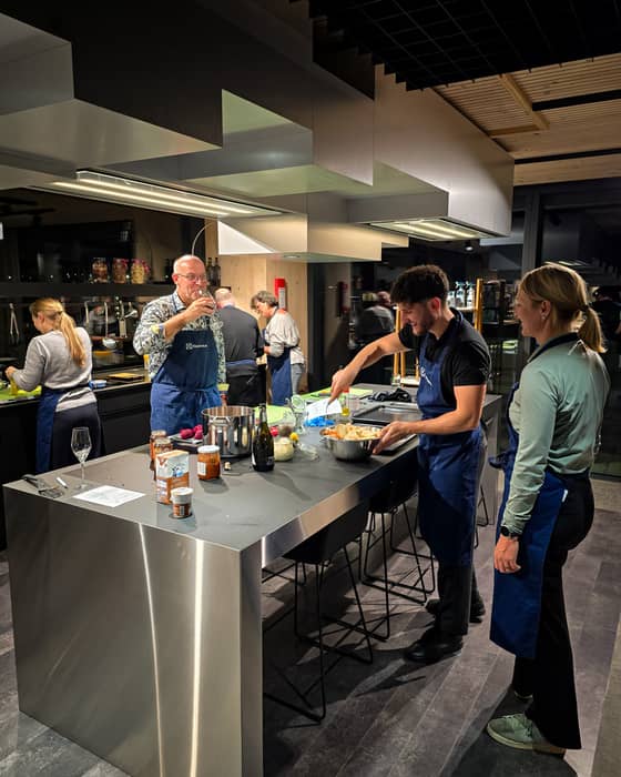 Kochen verbindet 👨🍳🤝👩🍳 
Herzlichen Dank @electrolux_ch für den tollen Team-Event. Wir haben eure Gastfreundschaft, das gesellige Kochen und das feine Essen in vollen Zügen genossen. 🤩