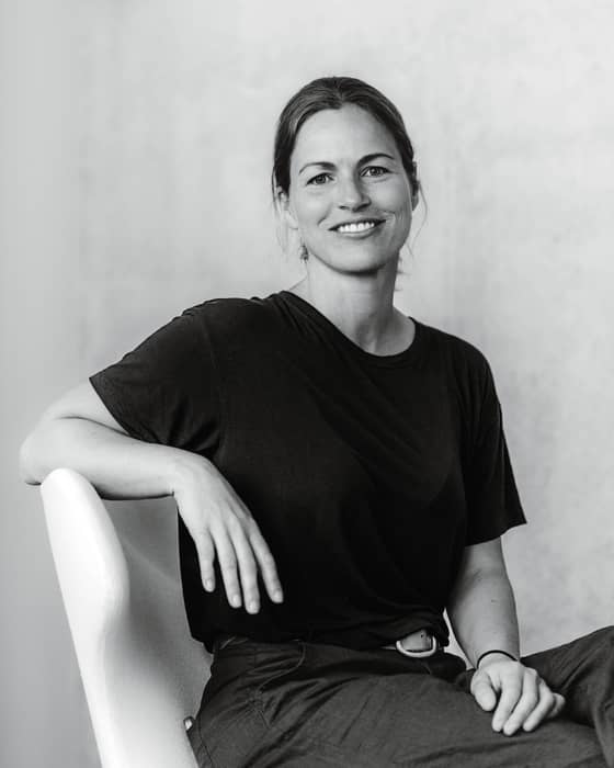 Heute stellen wir Ellen aus unserem Architekturteam vor. 🤩

Als Entwurfsarchitektin übernimmt sie die gestalterische Leitung und erarbeitet Projekte, die wirklich gebaut werden: von der ersten Skizze, bis zur Baueingabe. 👩‍🦳🏘️👦

Ellen arbeitet Teilzeit und jongliert täglich zwischen Job, Kindern und Freizeit. Auf der faulen Haut liegen liegt ihr nicht. Darum verfolgt sie auch privat immer ein Projekt, sei es beim Nähen, Reparieren, Basteln oder einfach Verschönern.💫