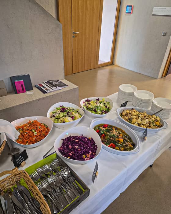 Büro-Zmittag🤗

Buon Appetito! Diese Woche genossen wir das erste von drei Team-Mittagessen im 2026. Wir wurden mit einem feinen italienischen Dreigänger verwöhnt. 🍴🍝

Auch das Wetter meinte es gut mit uns: den Cafè zum Abschluss haben wir draussen auf der sonnigen Terrasse genossen.🌞

Danke an Danoi Due für das feine Catering!