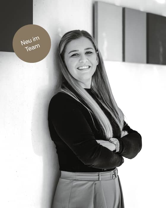 Seit September verstärkt Blerta Lahu unser Team als Junior-Bauleiterin.🤩

Sie managt anspruchsvolle Projekte und sorgt mit ihrer offenen und positiven Art für gute Stimmung - im Büro wie auch auf der Baustelle.

In ihrer Freizeit bereist sie gerne fremde Länder. Letzten Sommer hat sie die griechische Insel Santorini besucht.

Abschalten kann Blerta auch beim Fussballschauen: «Von meinem Lieblingsverein Real Madrid verpasse ich kein Spiel.»⚽

Schön, dich im Team zu haben, Blerta!