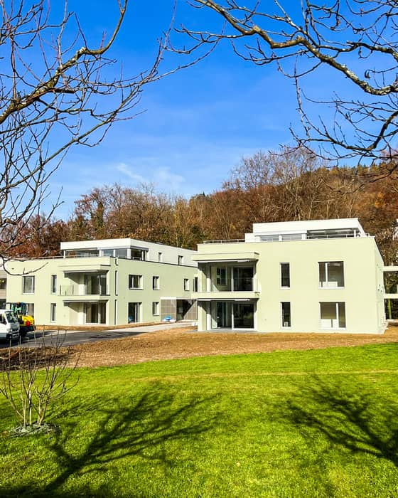 Wohnen am Wasserschloss, zwischen Baden und Brugg!🤩

Letzte Woche besichtigten wir das Neubauprojekt Hölibach in Gebenstorf: Zehn Wohnungen an idyllischer, sonniger Lage, inmitten eines belebten Wohnquartiers.

Die zwei Mehrfamilienhäuser stehen leicht abgewinkelt zueinander und sind durch einen gemeinsamen Aussen­raum erschlossen. 

Die Wohnungen: 
✨haben einen grosszügigen Wohn-, Ess- und Küchen­be­reich
✨sind barrierefrei und direkt durch die Tiefgarage erreichbar 
✨die Erdge­schoss­woh­nungen haben private Gärten und die beiden Atti­ka­woh­nungen eine geräumige Terrasse

Alle Wohnungen sind verkauft. Weitere interessante Kaufobjekte gibt es im Link in der Bio.🔗