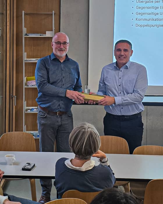 Wechsel in der Geschäftsleitung
 
Die KMP Architektur AG bereitet sich auf die Zukunft vor!

Per 1. Januar 2026 übernimmt Lulzim Hasani die Leitung des Bereichs Planung von Stefano Barabino und wird Mitglied der Geschäftsleitung. 

Der 45-jährige Lulzim Hasani ist bereits seit 2008 bei der KMP Architektur AG tätig. Sein Fachwissen, seine Erfahrung und seine Persönlichkeit machen ihn zum prädestinierten Nachfolger. 
 
Ganz herzliche Gratulation, Lulzim, zu diesem Karriereschritt! Wir wünschen dir von Herzen viel Freude und Erfolg in der neuen Funktion!🤩