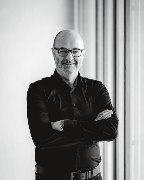 Heute stellen wir Alex vor. Er ist Mitglied der Geschäftsleitung und unser Bautreuhänder.
In dieser Rolle gestaltet er Projekte von der ersten Idee bis zur Realisierung aktiv mit. Dabei schätzt er besonders den Austausch mit den unterschiedlichen Projektbeteiligten.
Ist Alex gerade nicht im Büro, ist er auf Erkundungstour in der Natur. Oder er steht in der Küche und bewirtet Freunde und Familie mit einem feinen Essen und einem guten Glas Wein.