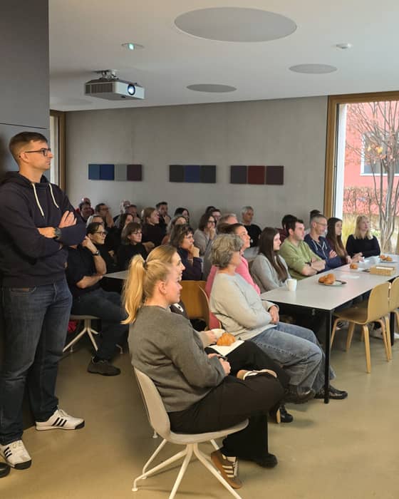 🎬Filmpremiere🎉

Heute haben wir unsere Mitarbeitenden zur Premiere der neuen KMP-Videos geladen. Auf Cüpli und roten Teppich haben wir frühmorgens verzichtet. Dafür gabs Gipfeli und einen tosenden Applaus für unsere sensationellen Hauptdarsteller:innen und Mitarbeitenden Stefanie Flütsch, Lulzim Hasani, Laura Keller und Andreas Reiniger.

Auch an dieser Stelle nochmals herzlichen Dank für euren Einsatz!👏

👉Nicht-KMPler:innen finden die Videos per Ende Januar 2026 auf unserer Website. Wir halten euch auf dem Laufenden!