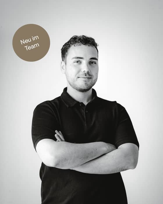 Dieses Jahr hat Janik sein Studium in Real Estate und Facility Management abgeschlossen. 👨‍🎓Nun bringt er als Projektentwickler frische Ideen und Energie in unsere Projekte.🚀

🎾🍛Nach Feierabend spielt er gerne Tennis oder steht in der Küche: „Mein Favorit nach einem langen Arbeitstag? Spaghetti Bolognese! Ich koche immer einen grossen Topf und friere Portionen ein. So steht das Znacht ruckzuck auf dem Tisch.“

Schön, dich im Team zu haben, Janik!🤩