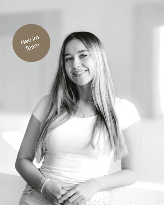 Willkommen zurück, Natascha! 👋

Nach ihrer Lehre bei KMP hat Natascha einen kurzen Abstecher zu einem anderen Unternehmen gemacht. Jetzt ist sie zurück und sorgt als Zeichnerin dafür, dass aus den Plänen der Architekt:innen baubare Realität wird.

Natascha beschreibt sich selbst als offenes Buch – Pokerface? Fehlanzeige.😉 Zum Glück sehen wir sie meist mit einem Lächeln im Gesicht. Vielleicht liegt das ja auch an der Schoggi, die stets in der Büroschublade vorrätig ist? 🍫

Schoggi hin oder her – wir freuen uns, dich wieder bei uns zu haben. Herzlich willkommen im Team, Natascha!