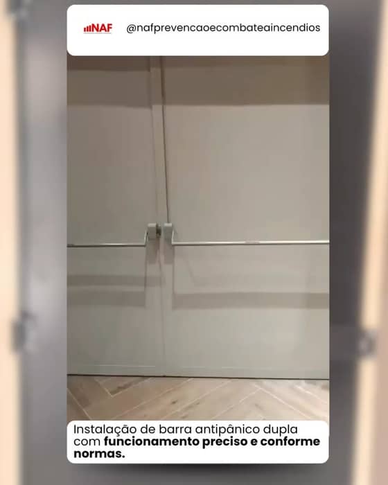 🚪🔥 Segurança que precisa funcionar sem falhas.

A barra antipânico dupla é essencial para garantir uma evacuação rápida, segura e eficiente em situações de emergência, principalmente em locais com grande fluxo de pessoas.

Quando instalada corretamente e com manutenção em dia, ela pode fazer toda a diferença entre risco e proteção.

Não deixe esse detalhe de lado.

📲 Precisa instalar ou adequar suas saídas de emergência?
Fale com a NAF. Nós te ajudamos a manter tudo seguro e dentro das normas.