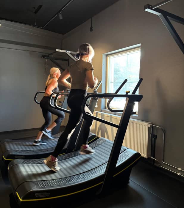 Har du hört ordet HYROX — och tänkt “oj, det där är nog inget för mig”?

Kanske för att du hört ordet tävling i samma andetag. Vi förstår! Men sanningen är att HYROX hos oss inte handlar om att tävla eller jämföra sig mot andra — det handlar om träning som passar alla, på DITT sätt.😀

HYROX kombinerar funktionell träning och kondition i tydliga block som går att anpassa helt efter dig. Oavsett om du är 20, 40 eller 70 år, nybörjare eller van motionär, finns en variant som passar! 😃

HYROX-träningen är uppbyggd för att vara både utmanande och säker. Alla pass följer en tydlig struktur med fokus på teknik, progression och belastning som kroppen hinner anpassa sig till. Övningarna är standardiserade, skalbara och lätta att anpassa efter egen nivå, dagsform och eventuella begränsningar.

Det betyder att du kan träna hårt — men också smart.
Med rätt tempo, rätt vikt och rätt rörelsekvalitet skapar vi förutsättningar för långsiktig utveckling utan onödig belastning eller skaderisk.

Hos oss kan du välja mellan fyra inriktningar, beroende på vad du vill utveckla:

HYROX Foundational: fokus på teknik, grundstyrka och att lära sig de vanligaste HYROX-rörelserna. Perfekt för nybörjare.

HYROX Power: styrkeinriktat pass med tyngre, funktionella övningar och muskulär uthållighet.

HYROX Engine: konditions- och uthållighetsbetonat pass med hög puls och längre arbetsblock.

HYROX Complete: allsidigt pass med långvariga övningar som kombinerar alla delar: styrka, puls, uthållighet och Hyrox-övningar i ett komplett upplägg.

Kom som du är. Träna där du är. Och upplev varför HYROX är en av de populäraste träningsformen globalt just nu 😃🔥 
#hyrox #hyroxtrainingclub #hyroxåland #hyroxworld #technogym