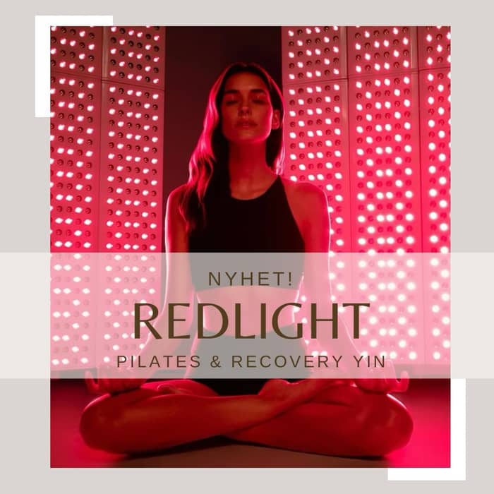 ✨ Nyhet hos oss – Redlight Pilates & Redlight Recovery Yin ✨

Nu kan du boka en unik upplevelse hos oss – perfekt för AW, möhippa, födelsedag eller en stund tillsammans med vänner eller kollegor. 🤩

Under passet tränar eller återhämtar du i ett behagligt rött ljus (red light) som skapar en varm och rogivande atmosfär. Ljuset upplevs av många som lugnande och kan ge en behaglig, lätt värmande känsla i kroppen, vilket bidrar till en avslappnad och fokuserad miljö. 

Rött och nära-infrarött ljus kan stimulera vävnad och muskler på ett skonsamt sätt. 

Inom hudvård används rött ljus ibland för att stödja hudens egna reparationsprocesser. Forskning tyder på att det kan bidra till att stimulera produktionen av kollagen och elastin, två proteiner som är viktiga för hudens struktur och elasticitet. Det är dock viktigt att se red light som ett stöd för hudens naturliga funktioner, inte som en mirakelbehandling.

I Redlight Pilates kombinerar vi skonsam och effektiv pilatesträning med det röda ljuset – en upplevelse som stärker kroppen samtidigt som atmosfären är lugn och fokuserad.

I Redlight Recovery Yin arbetar vi i långsamma yin-yogapositioner med fokus på stretch, avslappning och återhämtning. Här får både kropp och sinne möjlighet att varva ner.

Samla ditt gäng och boka en annorlunda och minnesvärd stund tillsammans hos oss. ❤️ 
#redlightpilates #redlightrecoveryyin #redlightyoga #specialklass #nyhet