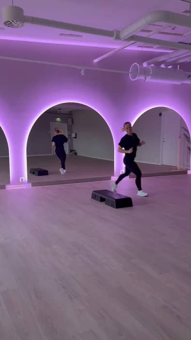 Medlemsdagen närmar sig - med massa skoj, nyheter och specialklasser på schemat! 🥳
⭐️ Har du saknat mera dancemoves på stepbrädan? Nu finns en unik möjlighet att testa 45 min dansstep, som är framtagen från Les Mills BODYSTEP. Här har vi plockat ut bonuslåtarna, de så kallade Groove-låtarna från de senaste releaserna och satt ihop dem till ett eget unikt pass. Groove-låtarna kännetecknas av mer dansanta rörelser, ett mjukare tempo och lekfullt uttryck. Det innebär att fokus inte ligger på högintensiv träning eller avancerad koreografi, utan på flow, känsla och rörelseglädje 😍 För att stärka partykänslan, tränar vi i uv- och laserljus!
Klassen passar perfekt för att varva ner efter ett Hyrox pass eller som uppvärmning till Tinas BootyFlow🤩 Även denna klass hålls i uv- och laserljus 🥳
⭐️ Missa inte heller vår populära discocycling!!🪩💃 Och Boxercise med Frida! 🤩
⭐️ Vi lanserar även Les Mills senaste koncept Les Mills YOGA - där du får möjlighet att testa på alla fyra koncepten (Hatha, Vinyasa, Breath och Yin) ☯️ 3 instruktörer guidar er genom klasserna!
⭐️ Audiorent kommer till oss och omvandlar Hyrox salen till något du inte upplevt tidigare. Tänk dig känslan av att kliva in på en nattklubb - fast du är mitt i ett träningspass! Ljus, musik, energi! 🤩 Samma eufori, samma gemenskap, samma partykänsla! Men med tröning i fokus 😍 Hyrox med live DJ! Har du brons eller prova på medlemsskap och ännu inte haft möjlighet att prova på Hyrox, nu har du chansen! 🥳
⭐️ Massa tävlingar och fina priser!
Är du ännu inte medlem hos oss, så hinner du ännu bli och ta del av allt det roliga som händer under dagen 🥳
Bokning till samtliga klasser öppnar imorgon på lördag kl 20:00 ⏰
Receptionen är öppen kl 10-14 imorgon 🐣
Vi önskar er alla glad påsk och hoppas vi ses! 💛