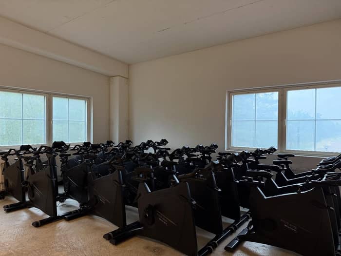 Våra nya cyklar står redo att flyttas in i nya salen och vi ser att ni är ivriga på att få komma och cykla! ❤️‍🔥 Kul!! 🤩 Vi har pga det satt in en extra Trip på lördagen kl 12:15 med Sofie! 🥳