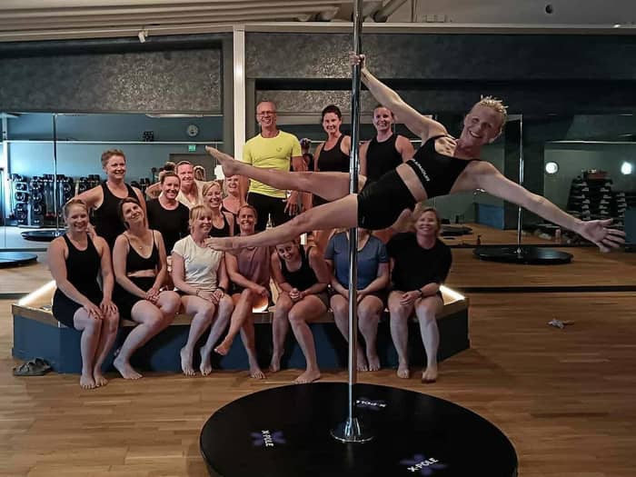 När man tränar crossfit och gifter sig med en brandman… då behöver man visst kunna fireman spin?🧯😉 Och ja – det fixade hela sällskapet och bruden lyckades med alla fina trix på första försöket! 👑🔥 🙌 #brudpåstång #möhippa