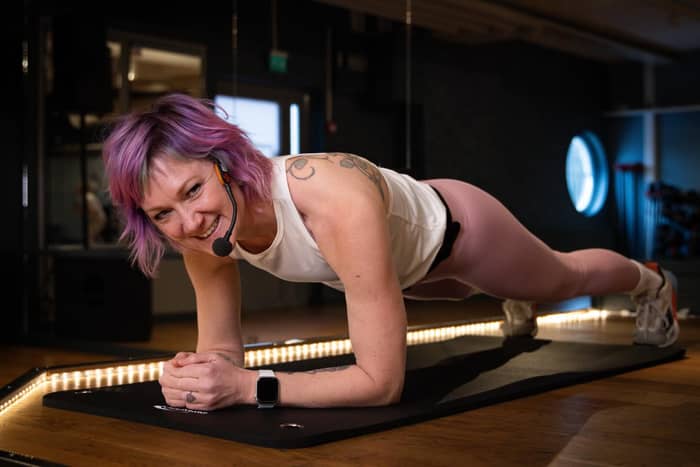 På torsdag kl 18 blir det 45 minuter Les Mills CORE istället för GRIT. Häng med och testa ett pass som fokuserar på funktionell träning som hjälper dig i vardagen, och all annan träning.💪
Vi jobbar aktivt under 8 låtar och avslutar med stretch. Som redskap används gummiband i olika former, och viktplattor.
Förbered dig både på planka och crunches men även stående rotationsövningar och utfall. Vi ska även ”jamma” oss igenom en hel låt med fokus på säte, och lite sköna höftlyft med variationer. Bland annat. Ett superbra pass helt enkelt!🔥
📸 @m.p.k.photo
#lesmillscore #lesmillsnordic