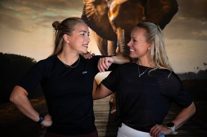 Bästa tränanden 🤍 

Ni ser oss ofta på golvet – i pass, i receptionen, ibland med en skurhink i handen. Oftast är det vi som rensar stopp i toaletten eller fixar något som gått sönder. 😅

Men det ni oftast inte ser… är allt som händer bakom kulisserna.

Bl.a. Möten. Kalkylering. Planering. Idéer som vrids och vänds. Små detaljer som blir till något större. Och ganska många timmar av “det här kan bli riktigt bra…” eller ”nej, kanske vi gör såhär istället”. 

Efter månader – nästan ett helt år – börjar nästa steg ta form.

Och vi lovar… det är värt att vänta på.

Något är på gång… stay tuned 👀