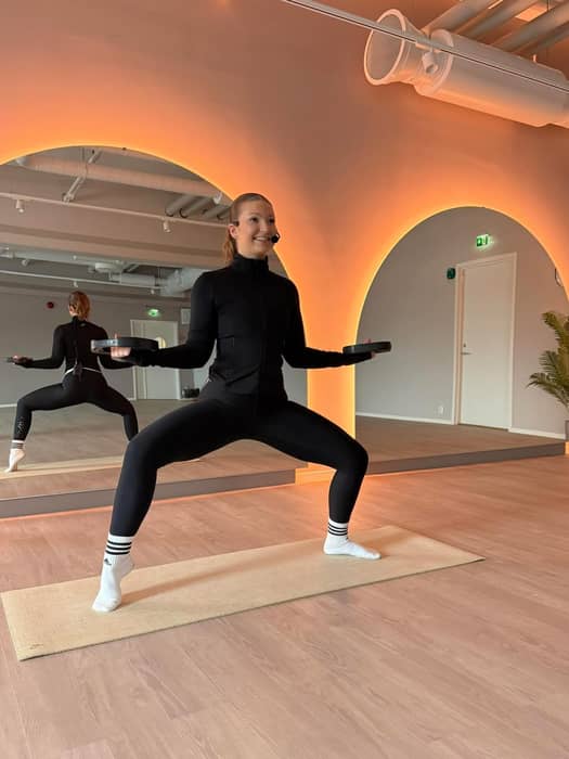 🔥 VI UTÖKAR INSTRUKTÖRSTEAMET I LES MILLS SHAPES! 🔥

Vi är glada att kunna säga att vi nu har ytterligare en instruktör i Les Mills Shapes – välkommen Emilia! 🤩
Shapes är Emilias favoritpass, och det märks i varje detalj. 💫 Med ett lysande leende, styrka och imponerande kontroll guidar hon dig genom varje rörelse med fokus och precision. 👌🏻

Inom en snar framtid kommer ni att se henne på schemat med Les Mills Shapes 💥

Observera:
Fredagens Shapes-tider i vårschemat kommer att variera något, speciellt under mars, så håll alltid koll på det aktuella schemat i wondr eller på hemsidan 👀📅 
#lesmillsshapes