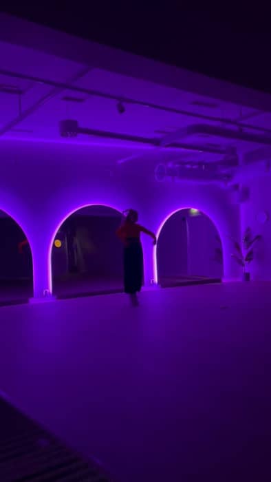 Det här är mer än bara rörelse. 🤍
Det här är kompetens, passion och ständig utveckling ✨
Bakom varje klass finns kunskap, erfarenhet och ett medvetet arbete med kvalitet. Våra instruktörer är inte ”bara” instruktörer – de är utbildade, engagerade och drivna att bli ännu bättre, hela tiden.
Här möts talang och disciplin, träning och kärlek till yrket.
Hög energi. Hög kompetens.
Och ett hjärta som slår för rörelse, kvalitet och utveckling.
Våra instruktörer utvecklas på olika sätt:
✨ vissa vidareutbildar sig kontinuerligt
✨ vissa bygger på med certifieringar efter certifieringar
✨ för vissa är grade reviews och feedback från Les Mills en självklar del av den professionella utvecklingen
✨ vissa stannar kvar i salarna sena kvällar och nätter för att nöta på detaljer, steg och känsla
✨ vissa övar tillsammans för att säkerställa kvalitet, precision och samtidigt ha roligt
✨ vissa tävlar
✨ och vissa utvecklas även utanför salen; jagar inspiration, deltar i workshops och fyller på med nya perspektiv
Olika vägar – samma mål.
👉 Att ge dig som medlem kvalitet, trygghet och wow-känsla i varje klass.
För oss är utveckling inget tillval.
Det är en självklar del av upplevelsen vi erbjuder. 😍
Vi är otroligt stolta över kompetensen hos alla våra instruktörer 😍
Över ambitionen. Och viljan att alltid bli bättre.
Vi slutar aldrig utvecklas 💛
#lesmills #bodyjam