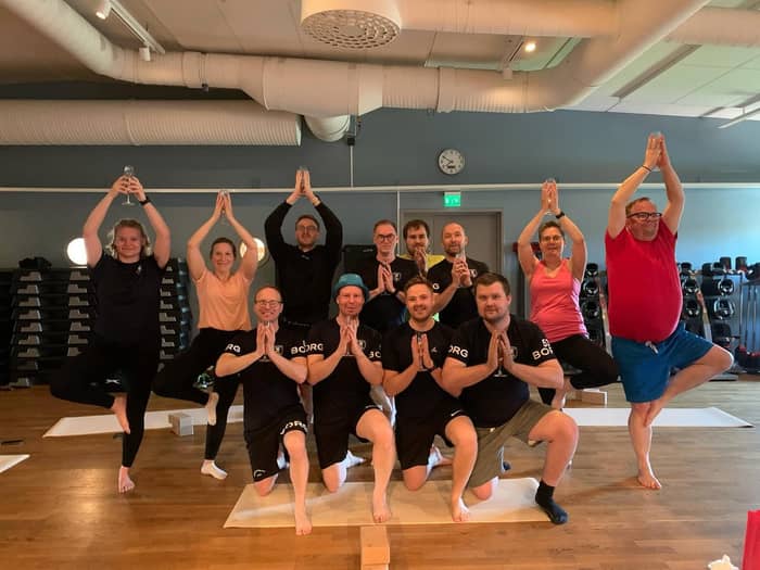 Ikväll fick äran att hålla skumpayoga för dethär fantastiska teamet på Strandnäs FBK 🧘🏼🥂 En perfekt start på helgen 🙌 Vilken kväll och vilken stämning det blev! 🤩😍 Vi kunde åter igen konstatera att ett gott skratt förlänger livet 🙌🙏😂 #skumpayoga