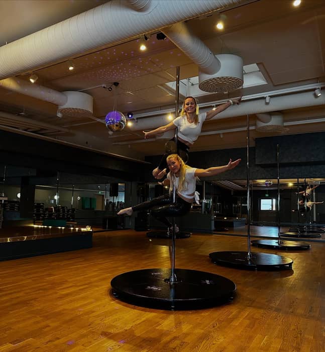 Lördagen den 21.3 kl 12:00 finns extra insatt klass i polefitness! 🤩 Endast 8 platser finns tillgängliga och bokning öppnar som vanligt 7 dygn före (alltid kl 20:00) ✨
Vill du träna på egen hand, finns en ledig timme kl 13-14 där du kan träna själv utan instruktör ☺️
Är du inte medlem hos oss, men önskar träna pole, är du varmt välkommen att boka en plats via receptionen, efter att du betalat ett dagspass (15€).
Ingen extra avgift för dig som är medlem hos oss☺️
Kom ihåg: korta shorts och kortärmad linne med. Ingen hudlotion innan passet, annars blir det svårt att hållas på stången 😇