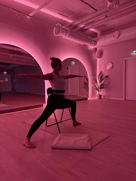 SPECIALKLASS I STOLYOGA - Nästa måndag ✨
Stolyoga är inte en förenklad yogaklass –
det är en specialklass med ett annat syfte än vanlig mattyoga. 😀
Här använder vi stolen som ett verktyg för stöd, trygghet och precision, vilket gör att du kan:
- komma djupare in i rörelser utan att pressa
- släppa spänningar i höfter, rygg och nacke
- fokusera mer på andetag, närvaro och kroppskänsla
- röra dig mjukt och inkännande, oavsett dagsform
🧘♀️ Klassen är lugn och skön och passar alla nivåer och åldrar – både dig som är ny i yoga och dig som yogat länge 😍
Måndagen den 19.1 kl 19:00 🤍
#stolyoga