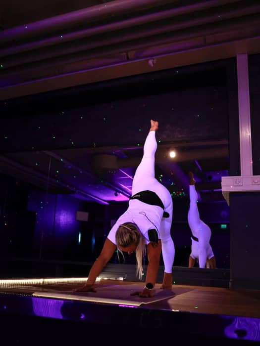 ⚡️ TECHNOYOGA – LÖRDAG 18:00 ⚡️
LED. LASER. UV. LJUS. PULS. STILLHET.
Techno och yoga – två världar som kanske inte verkar höra ihop. Kan det faktiskt göra det?
Ja, det kan det! Kom och upplev det själv.🤩
Ett rum där rörelse, musik och hypnotiskt ljus smälter samman till något tredje –
ett tillstånd av glödande närvaro där du svettas, andas och hittar stillhet mitt i pulsen.
Här släpper vi tankarna och låter kroppen tala sitt eget språk. Vi flödar i vågor av techno och stillhet.
Basen guidar dig genom flödet.
Rörelserna är fria, rytmiska och intensiva.
Ingen prestation. Ingen stress.
Dethär är inte bara yoga – dethär är en upplevelse! En resa genom ljus och ljud, svett och stillhet, extas och djup!
Tips: Klä dig i fluorescerande kläder eller UV-bodypaint som får dig att lysa! ✨
Ps. Glowsticks och UV-målningar fås också på plats innan passet, kom i god tid och upplev en bättre lördagkväll! 🥳 #technoyoga